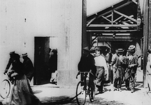 Arbeiter verlassen di Fabrik