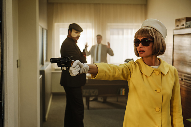 " Banklady ", SYRREAL ENTERTAINMENT GmbH, 201207.08.2012 DT36Bild 059BankuÌberfall - alles geht gut.Rolle Gisela (Nadeshda Brennicke)Rolle Herrmann/Peter (Charly Hübner)Rolle Kassierer Schmidt (Konstantin Graudus)Rolle Kassierer Müller (G