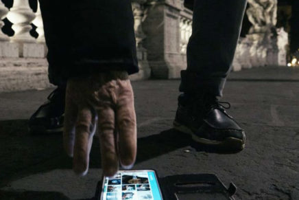 Il video (non) sono io. “La donna dello smartphone” di Fabio Del Greco Il video (non) sono io. “La donna dello smartphone” di Fabio Del Greco